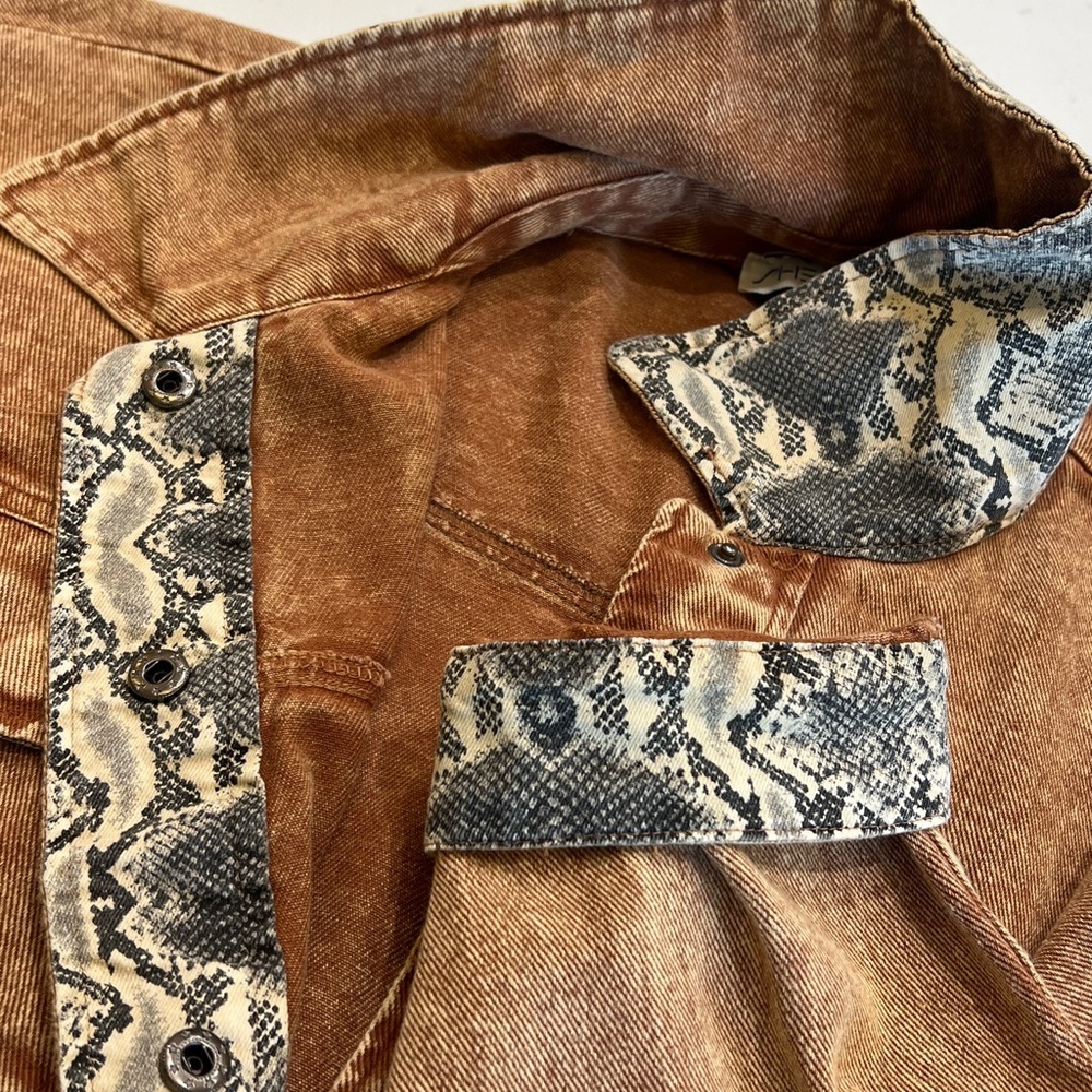 She + Sky Brown Corduroy Shacket Distressed Snake Print NWT L - Picture 3 of 9